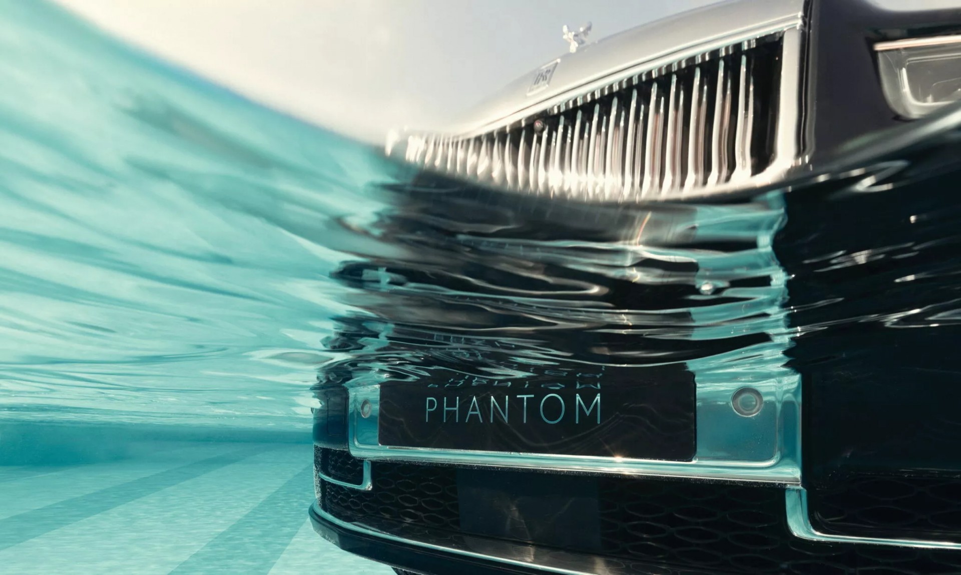 Rolls-Royce thả một chiếc Phantom trong bể bơi nhân dịp kỷ niệm 100 năm ra đời mẫu xe này
