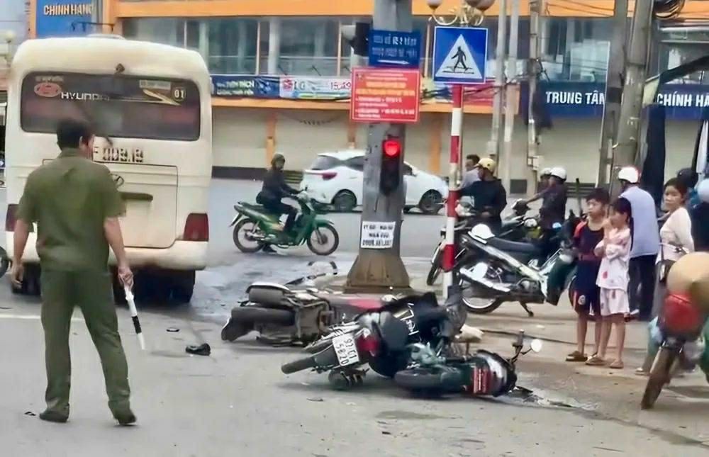 Ô tô 29 chỗ tông hàng loạt xe máy dừng đèn đỏ ở Đồng Nai