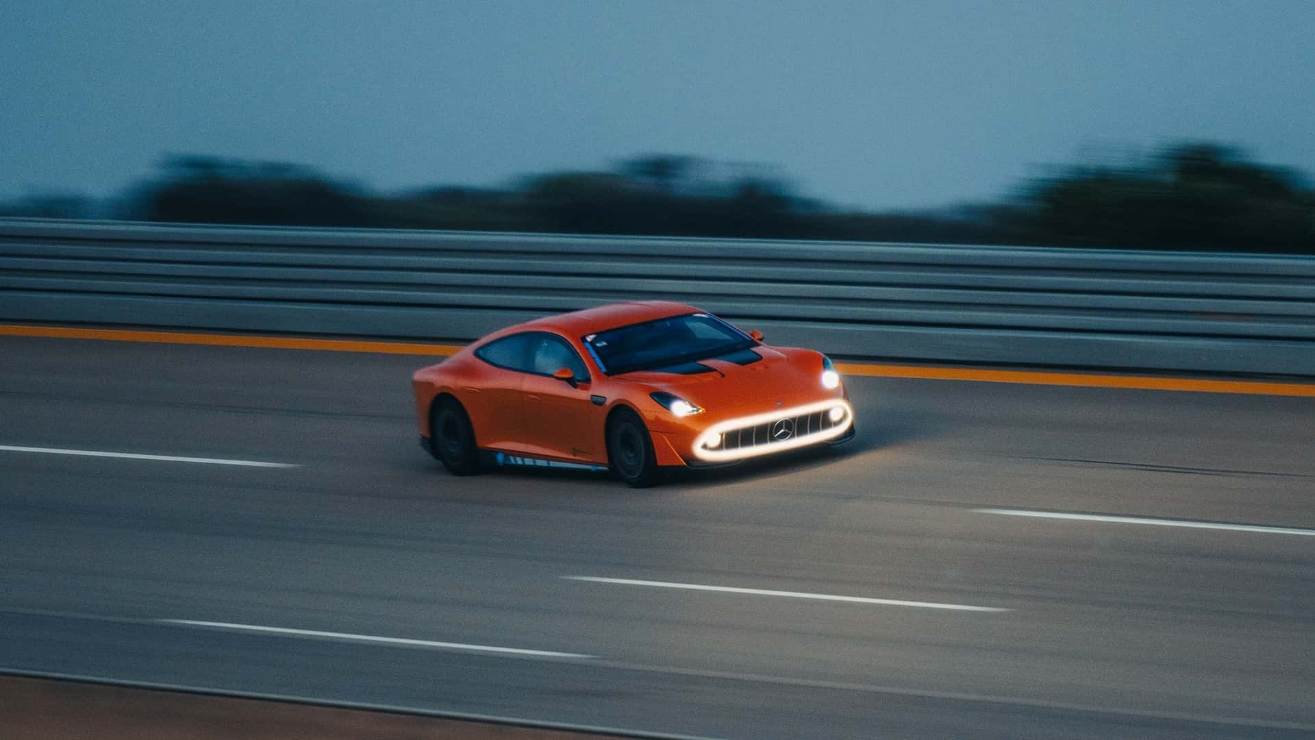Siêu xe điện Mercedes-AMG GT XX chạy 