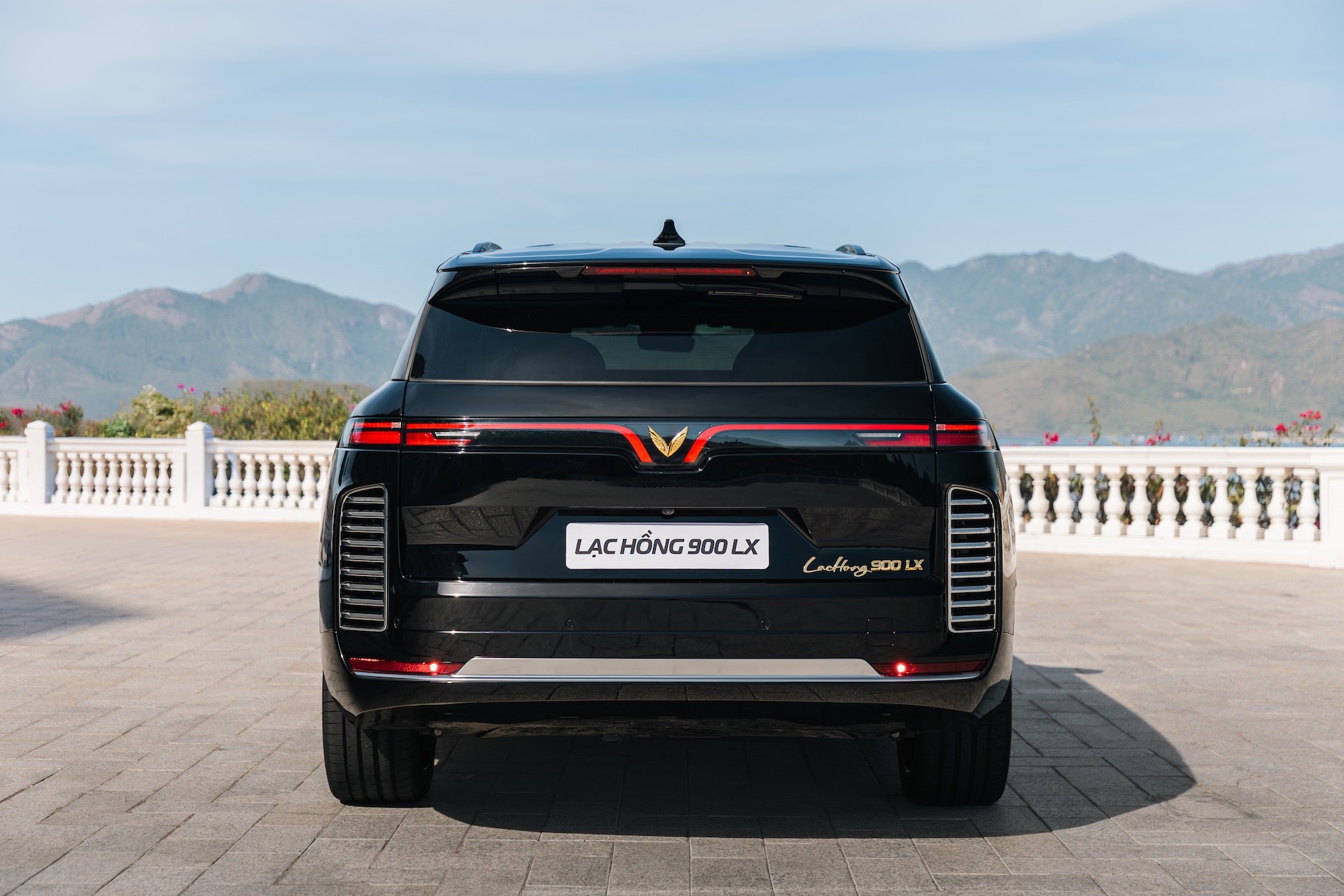 VinFast bàn giao lô xe Lạc Hồng 900 LX đưa đón nguyên thủ quốc tế, bao gồm phiên bản chống đạn