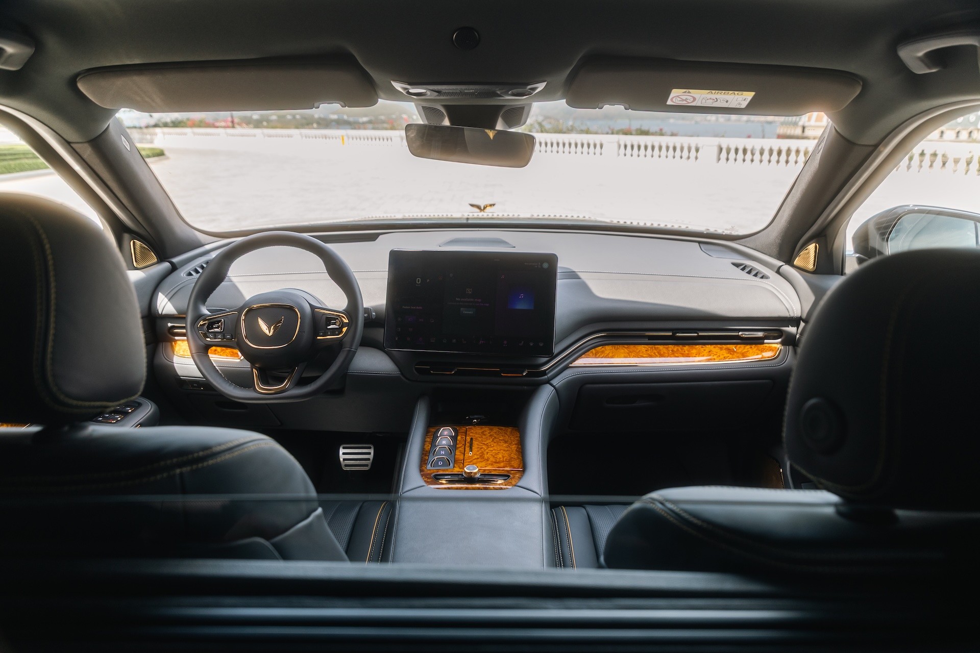 VinFast bàn giao lô xe Lạc Hồng 900 LX đưa đón nguyên thủ quốc tế, bao gồm phiên bản chống đạn