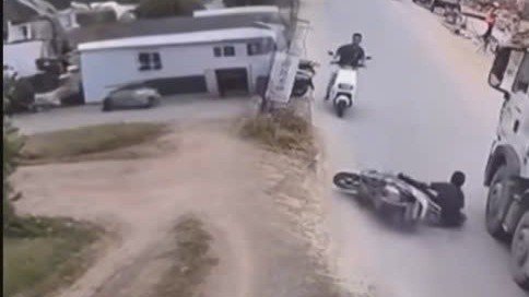 Thanh niên suýt bị cán qua người vì vượt ẩu