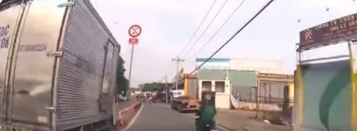 Ôtô húc gãy biển báo khiến người đi xe máy ngã xuống đường Ôtô húc gãy biển báo khiến người đi xe máy ngã xuống đường