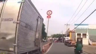 Ôtô húc gãy biển báo khiến người đi xe máy ngã xuống đường