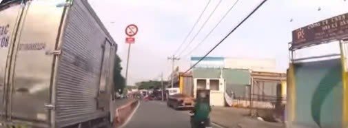 Ôtô húc gãy biển báo khiến người đi xe máy ngã xuống đường