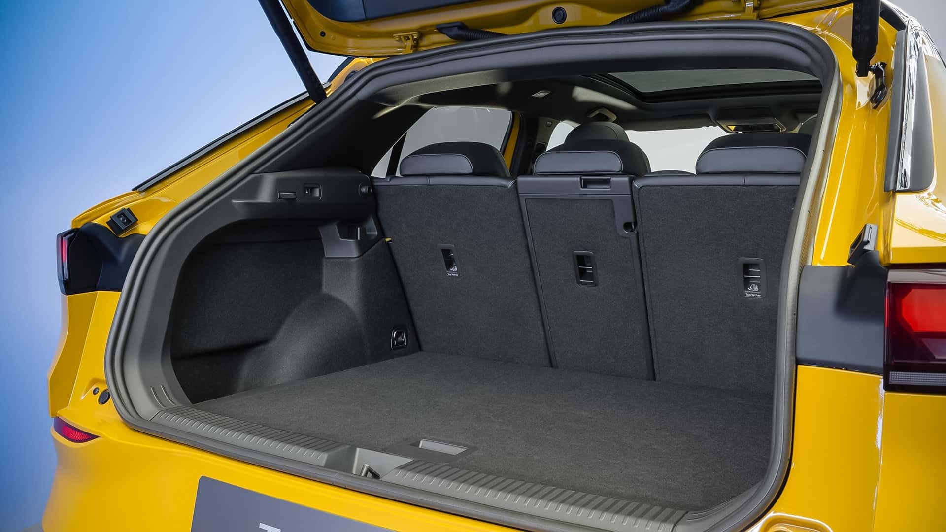 Volkswagen đã làm gì để T-Roc 2025 rộng rãi và thực dụng hơn?