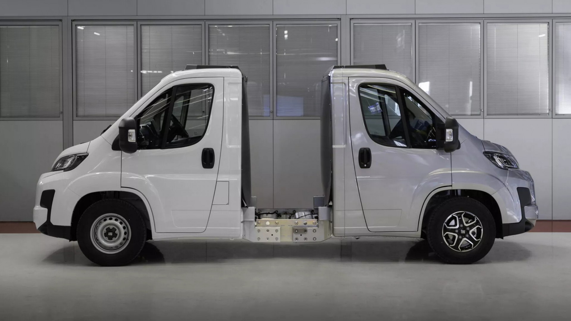 Chiếc xe van "hai đầu" kỳ quặc này thực tế rất có lợi cho mục đích vận chuyển