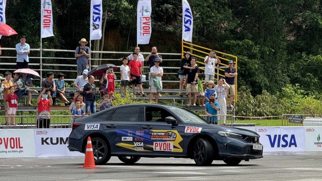 Khai mạc PVOIL VGC 2025: 26 tay đua xuất sắc tranh tài tại Quảng trường Hàm Rồng