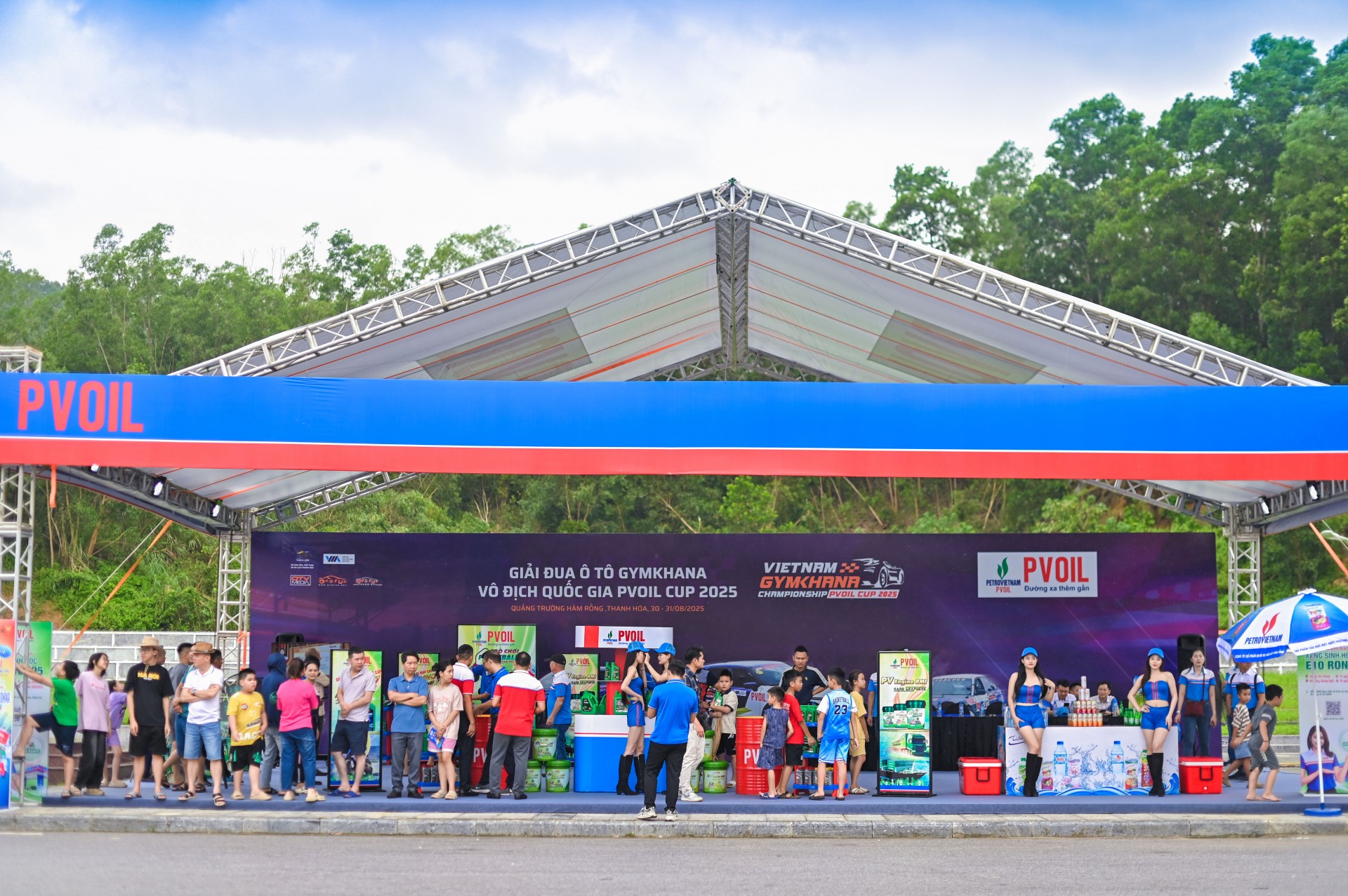 Khai mạc PVOIL VGC 2025: 26 tay đua xuất sắc tranh tài tại Quảng trường Hàm Rồng