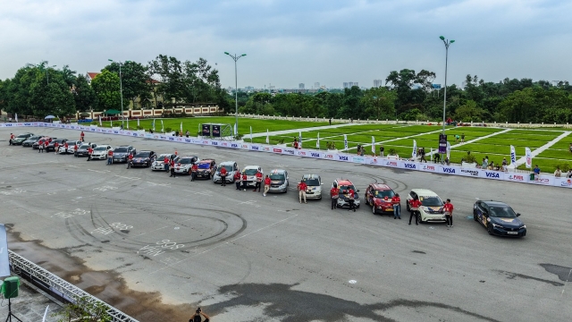 Diễu hành ô tô vinh danh các tay đua tham dự chung kết PVOIL VGC 2025