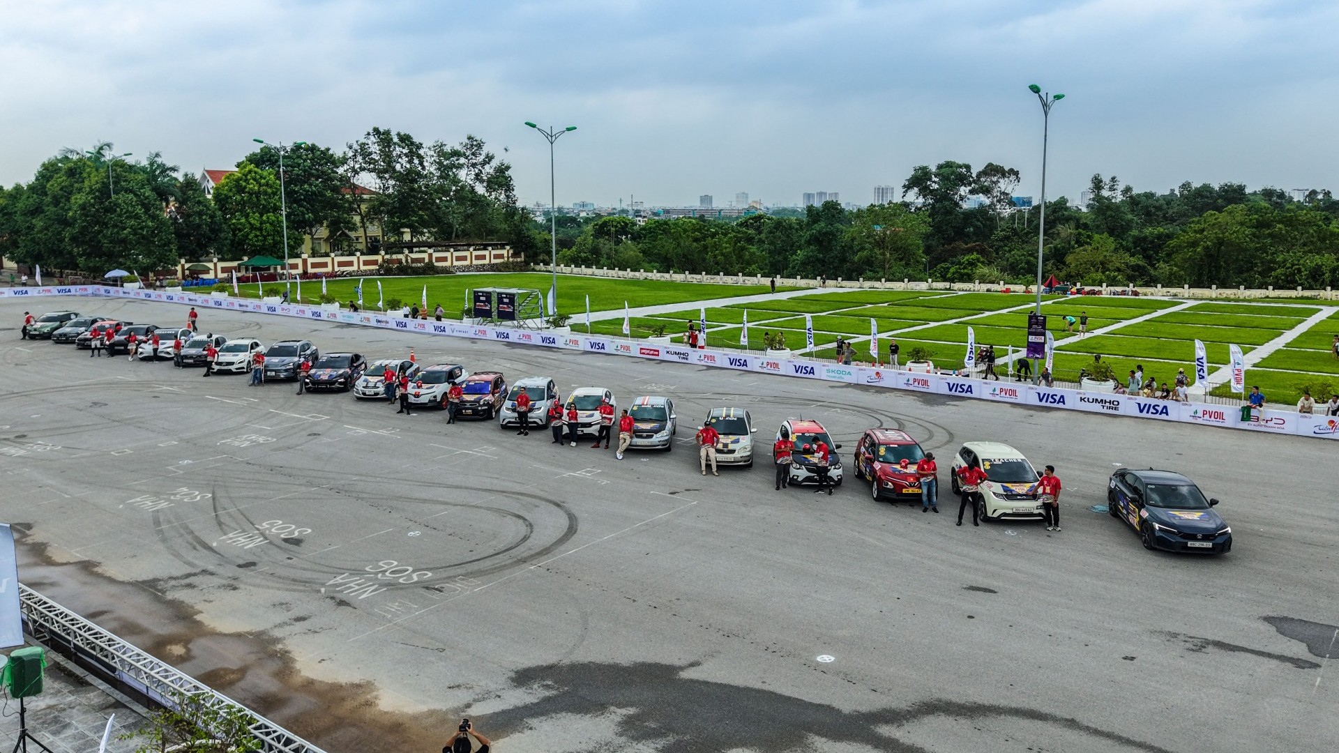 Diễu hành ô tô vinh danh các tay đua tham dự chung kết PVOIL VGC 2025