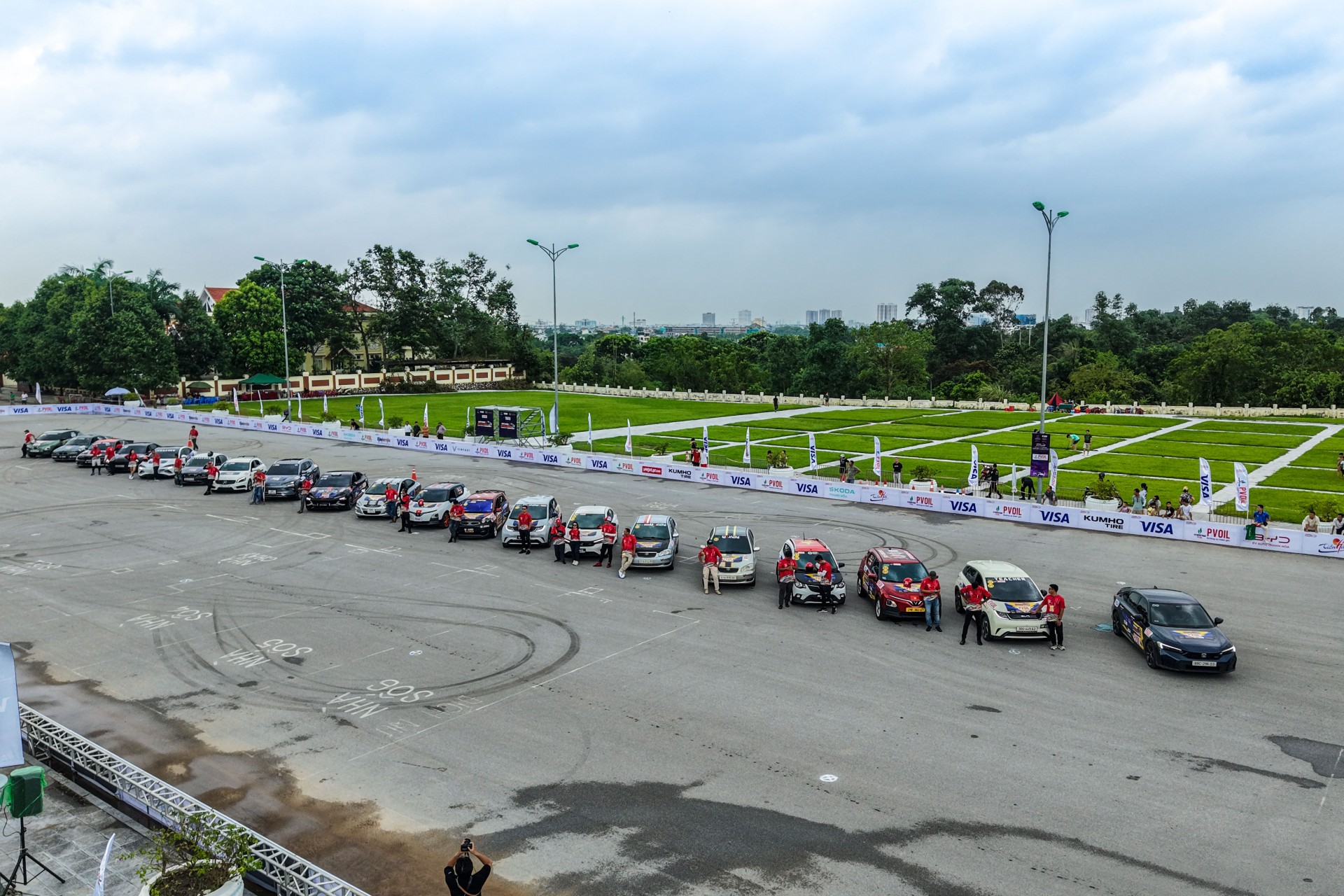 Diễu hành ô tô vinh danh các tay đua tham dự chung kết PVOIL VGC 2025 Diễu hành ô tô vinh danh các tay đua tham dự chung kết PVOIL VGC 2025