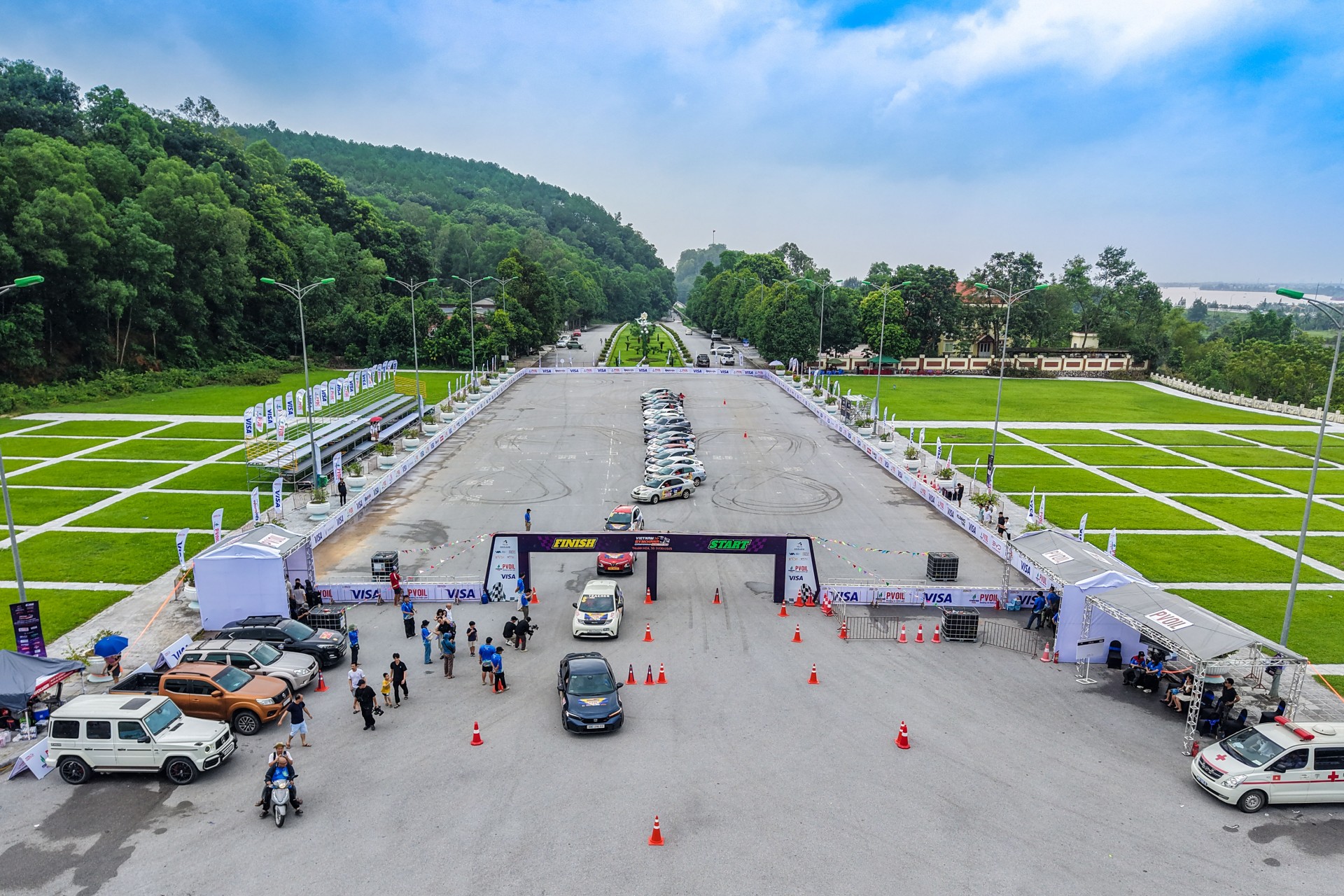 Diễu hành ô tô vinh danh các tay đua tham dự chung kết PVOIL VGC 2025 Diễu hành ô tô vinh danh các tay đua tham dự chung kết PVOIL VGC 2025