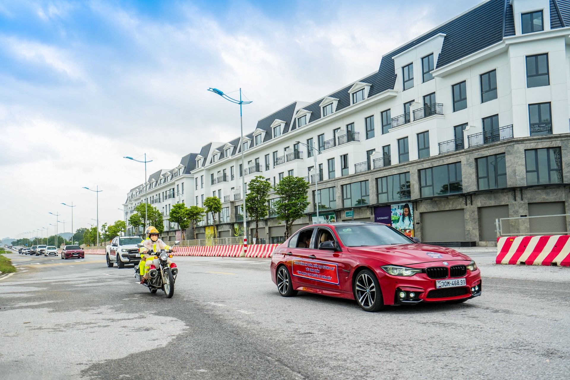 Diễu hành ô tô vinh danh các tay đua tham dự chung kết PVOIL VGC 2025 Diễu hành ô tô vinh danh các tay đua tham dự chung kết PVOIL VGC 2025