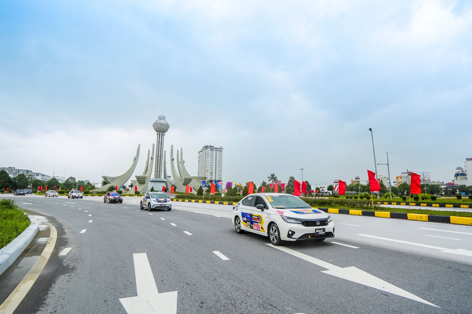 Diễu hành ô tô vinh danh các tay đua tham dự chung kết PVOIL VGC 2025 Diễu hành ô tô vinh danh các tay đua tham dự chung kết PVOIL VGC 2025