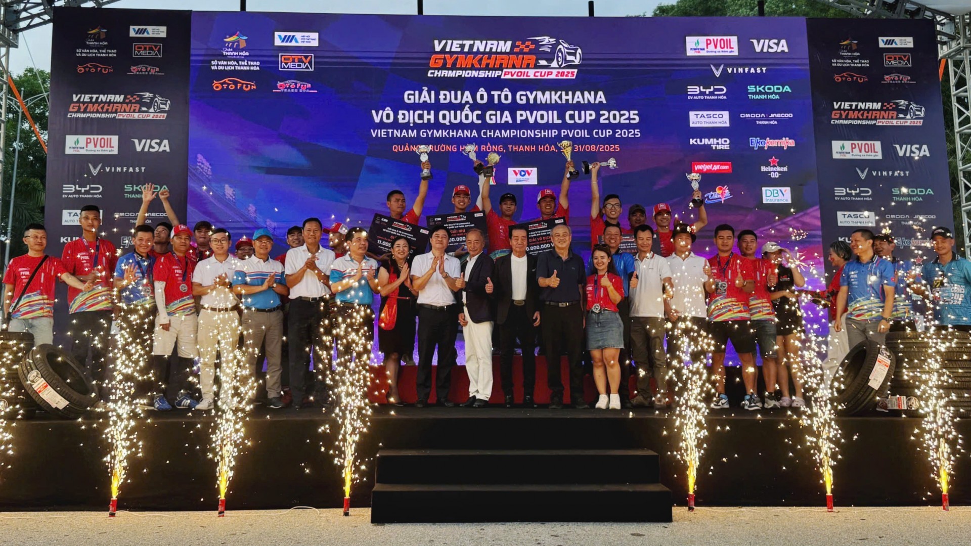 Các nhà vô địch PVOIL VGC 2025 lần đầu nâng cúp tại Thanh Hoá