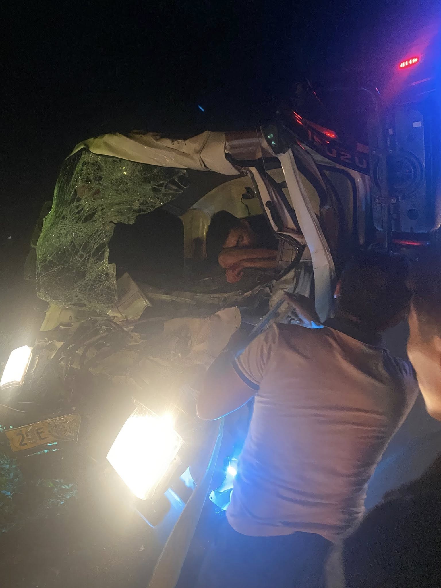 SUV 7 chỗ bẹp nát khi bị xe tải tông từ phía sau, tài xế tử vong, hai người nguy kịch SUV 7 chỗ bẹp nát khi bị xe tải tông từ phía sau, tài xế tử vong, hai người nguy kịch