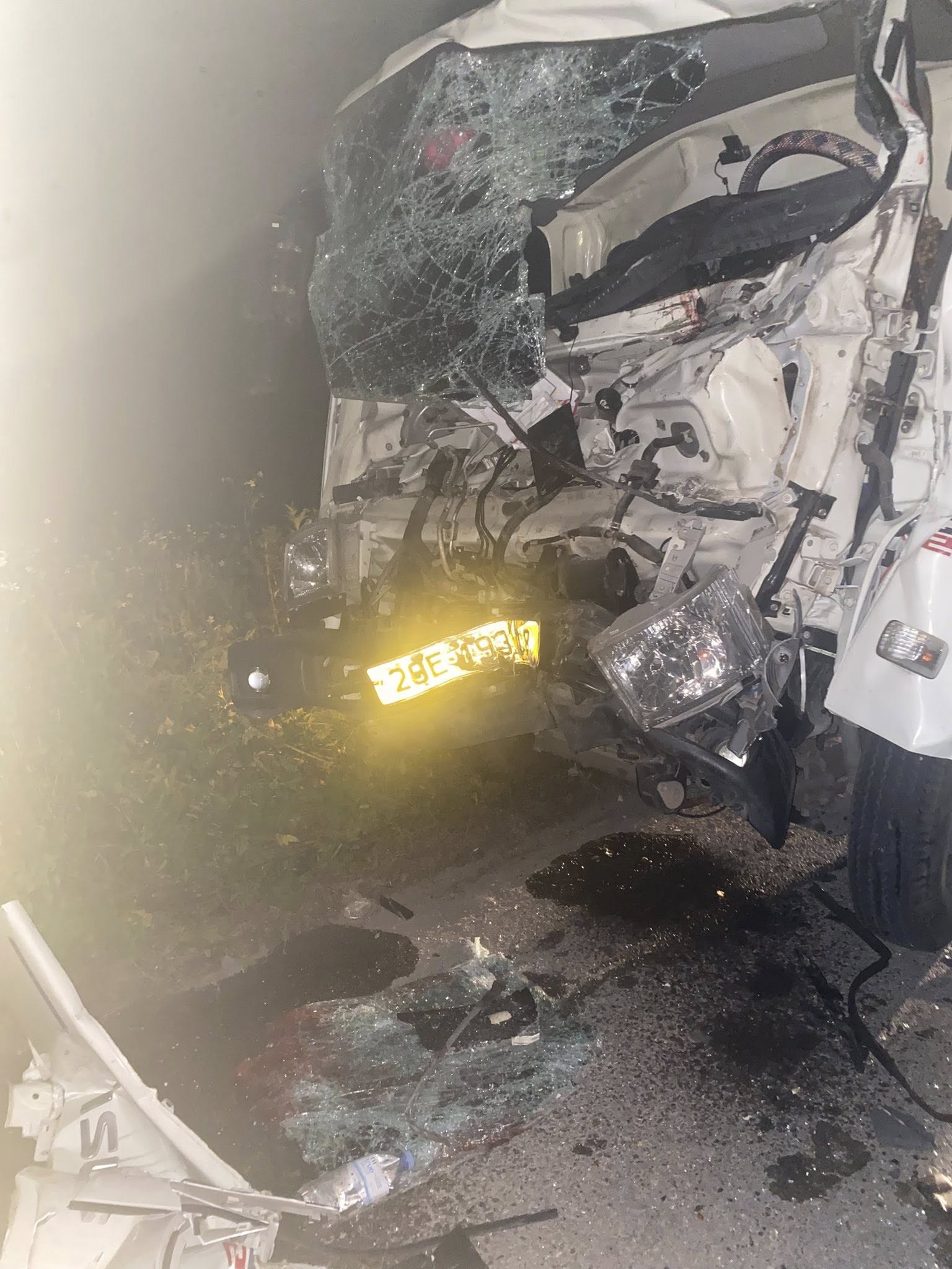 SUV 7 chỗ bẹp nát khi bị xe tải tông từ phía sau, tài xế tử vong, hai người nguy kịch SUV 7 chỗ bẹp nát khi bị xe tải tông từ phía sau, tài xế tử vong, hai người nguy kịch