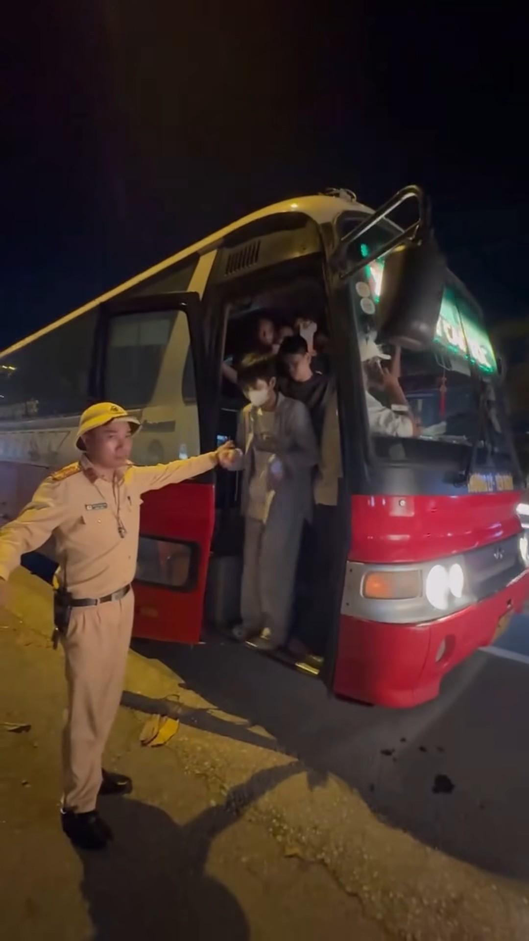 Chở tới 82 người, xe khách bị phạt bao nhiêu vì lỗi chở quá số người quy định? Chở tới 82 người, xe khách bị phạt bao nhiêu vì lỗi chở quá số người quy định?