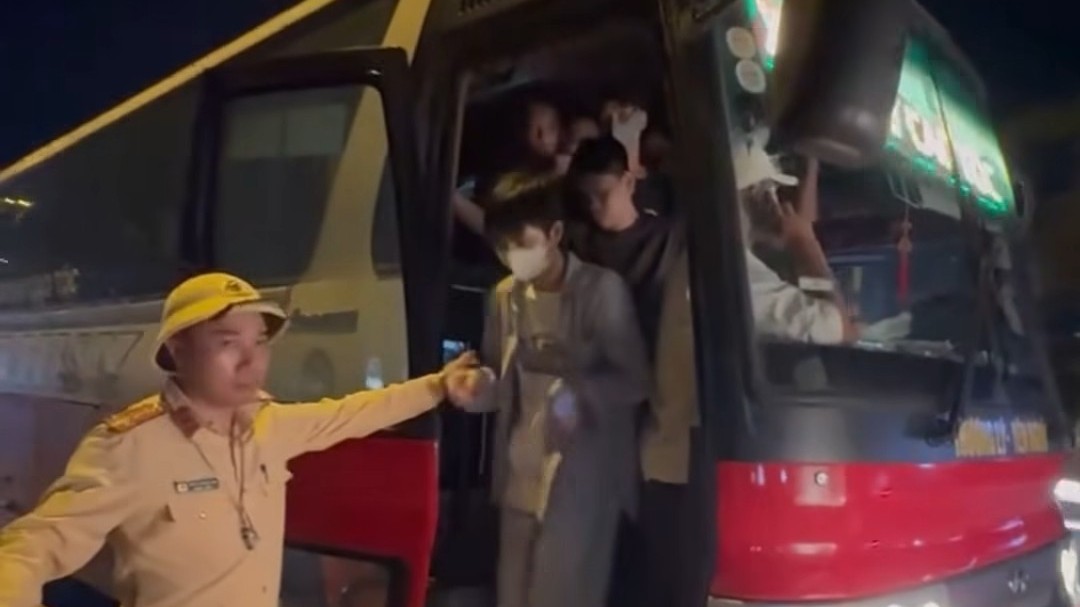 Chở tới 82 người, xe khách bị phạt bao nhiêu vì lỗi chở quá số người quy định?