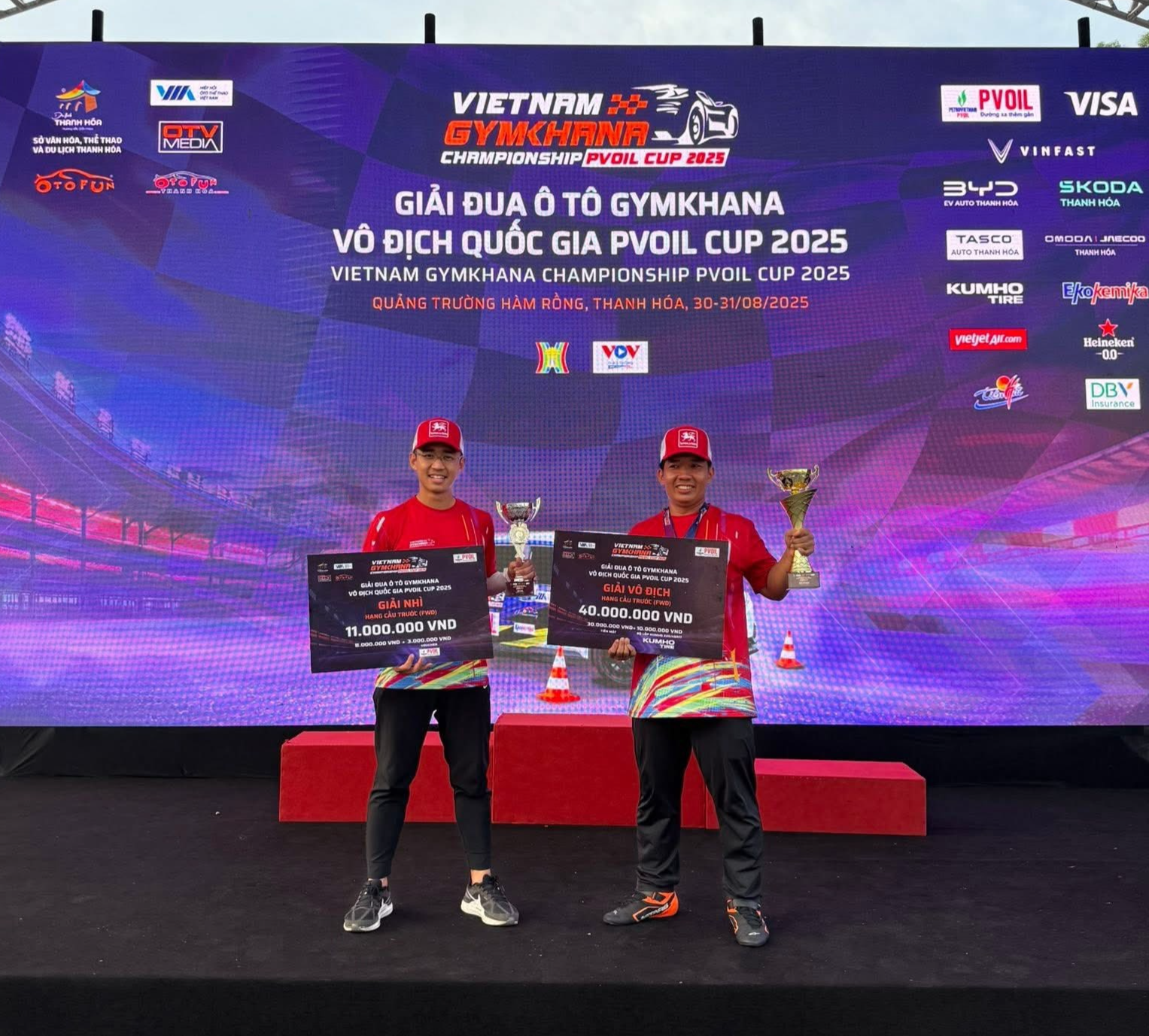 Tân vô địch Hạng Cầu trước PVOIL VGC 2025 vỡ oà cảm xúc khi nâng cúp tại quê hương Tân vô địch Hạng Cầu trước PVOIL VGC 2025 vỡ oà cảm xúc khi nâng cúp tại quê hương