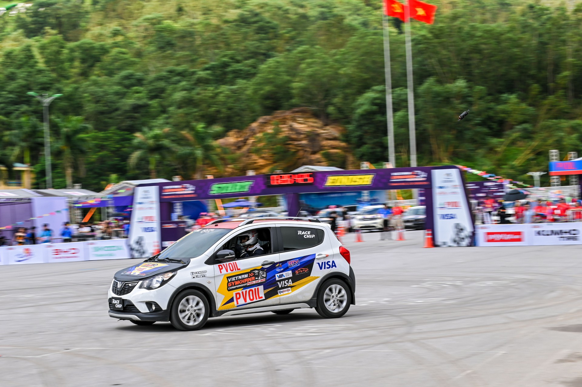 Tân vô địch Hạng Cầu trước PVOIL VGC 2025 vỡ oà cảm xúc khi nâng cúp tại quê hương Tân vô địch Hạng Cầu trước PVOIL VGC 2025 vỡ oà cảm xúc khi nâng cúp tại quê hương