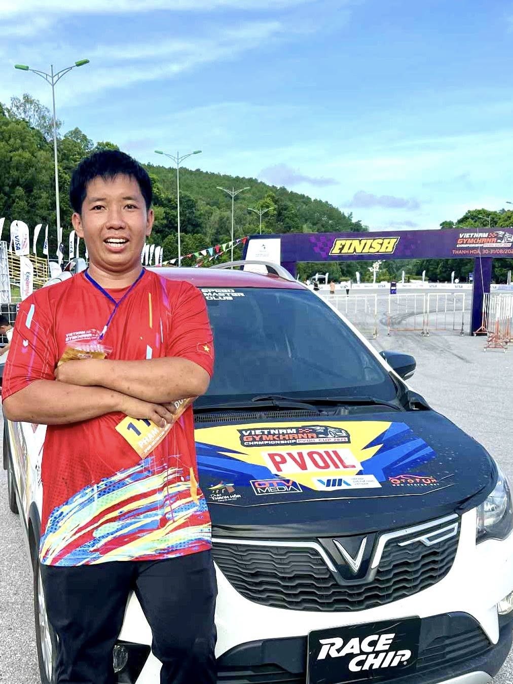 Tân vô địch Hạng Cầu trước PVOIL VGC 2025 vỡ oà cảm xúc khi nâng cúp tại quê hương