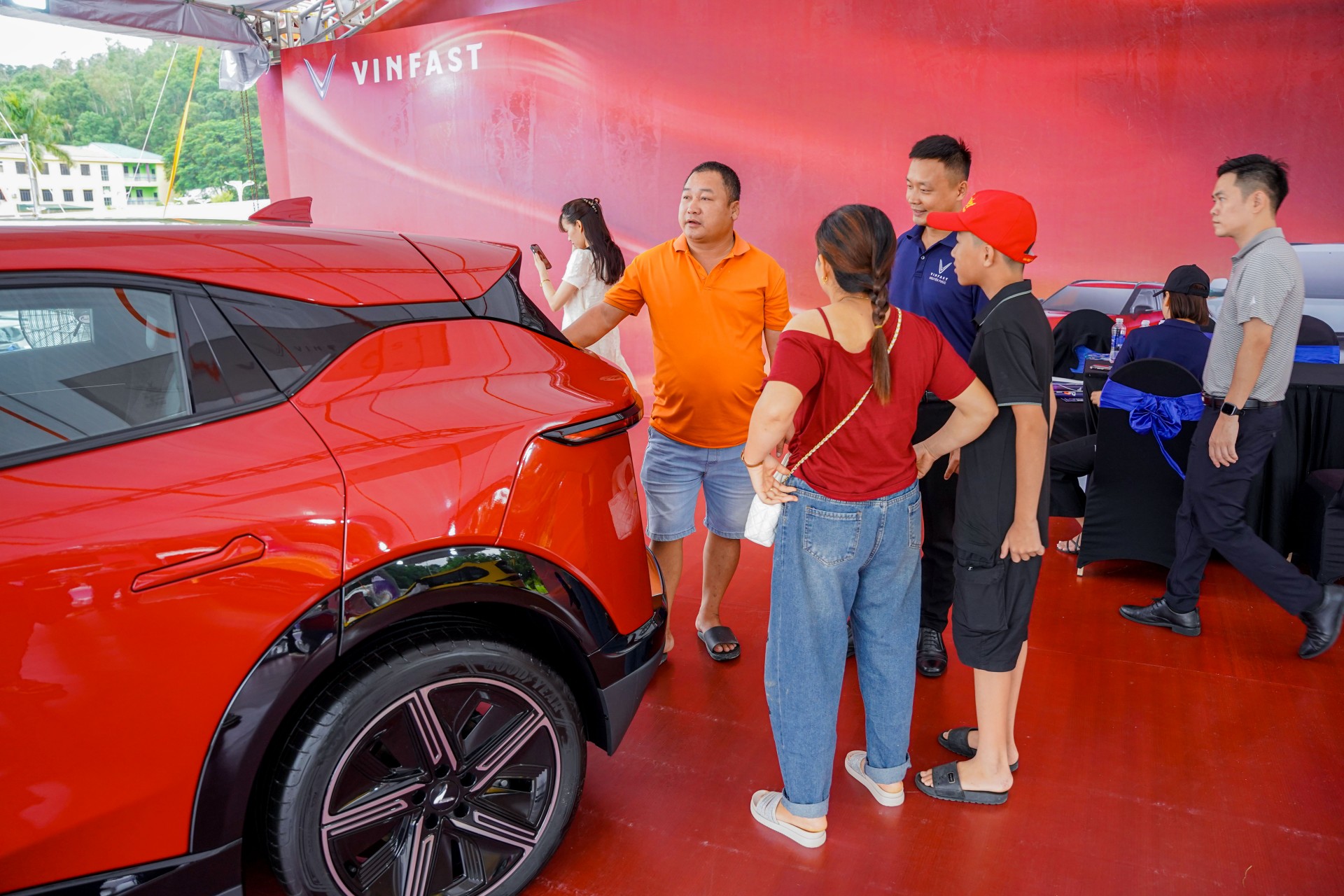 Xe ô tô điện VinFast đặc biệt thu hút người dân Thanh Hóa tại PVOIL VGC 2025