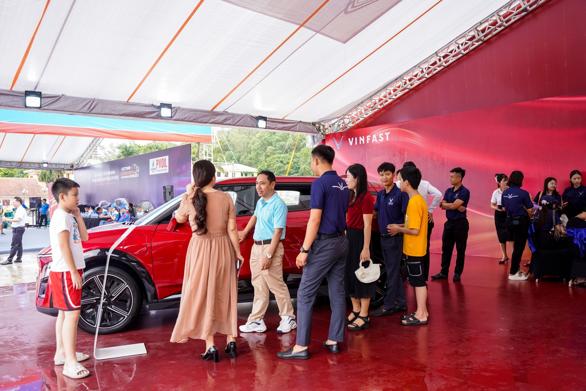 Xe ô tô điện VinFast đặc biệt thu hút người dân Thanh Hóa tại PVOIL VGC 2025