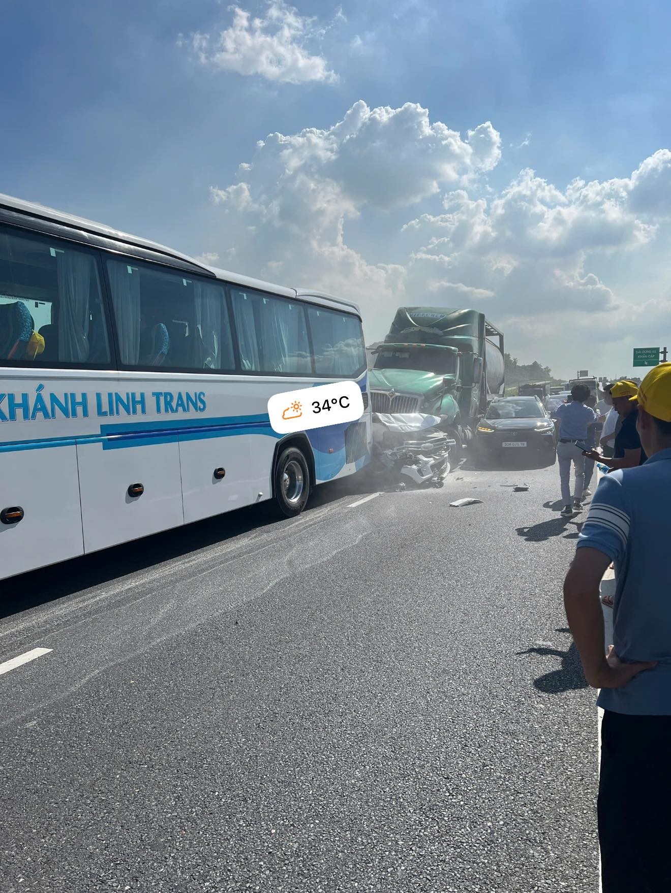Dồn toa cao tốc  Ninh Bình - Mai Sơn, Everest và Vios bị kẹp nát giữa xe công và xe khách Everest và Altis bị xe công và xe khách dồn toa trong tai nạn liên hoàn cao tốc Cao Bồ - Mai Sơn