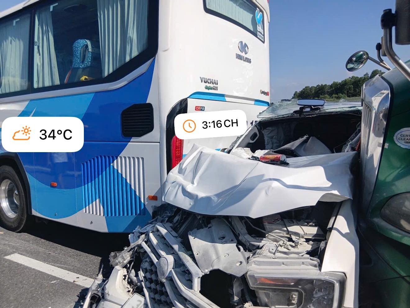 Everest và Altis bị xe công và xe khách dồn toa trong tai nạn liên hoàn cao tốc Cao Bồ - Mai Sơn