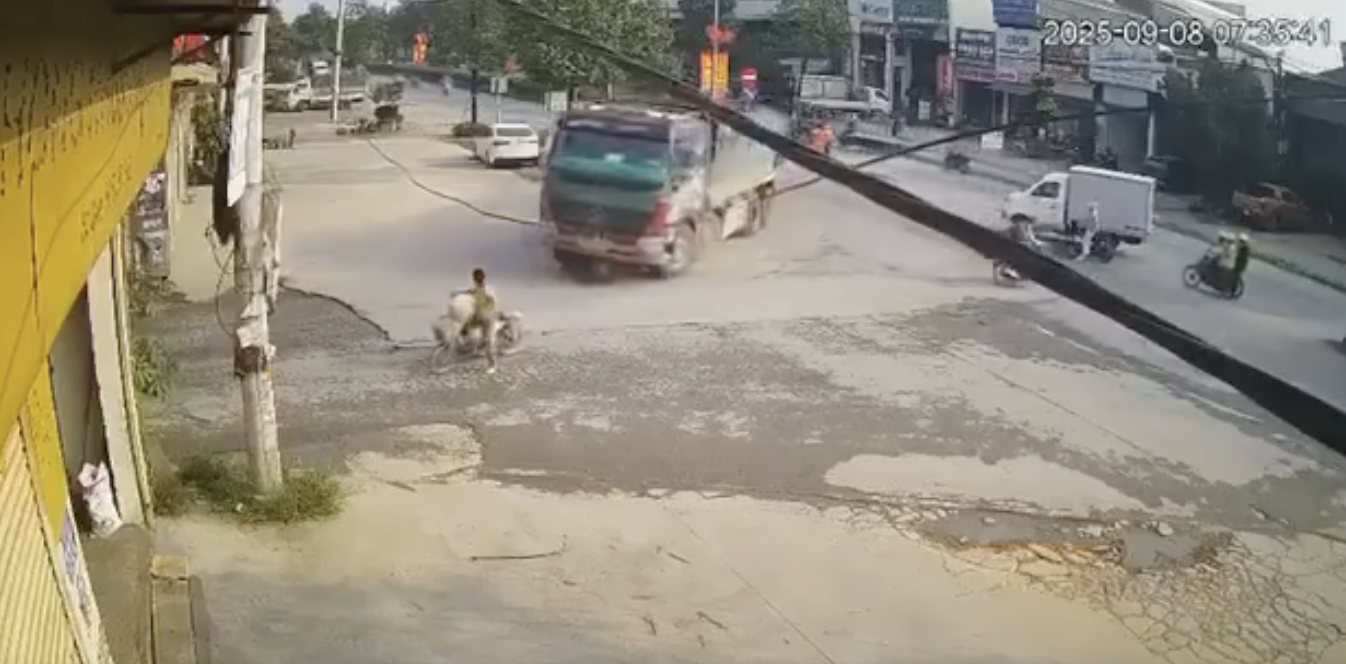 Xe ben rẽ ẩu cán tử vong tài xế xe máy tại Tây Phương, Hà Nội Xe ben rẽ ẩu cán tử vong tài xế xe máy tại Tây Phương, Hà Nội