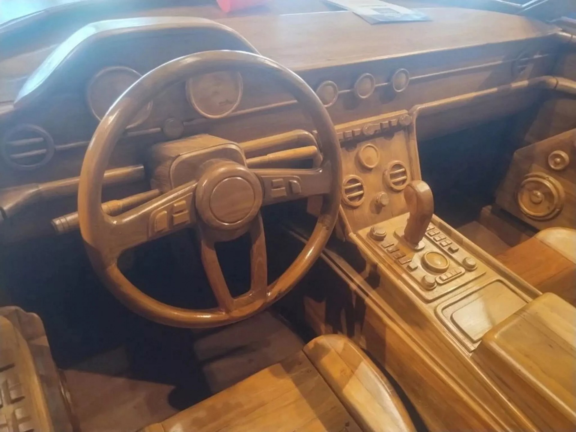 Chiếc Bentley Continental GT bằng gỗ, tỷ lệ 1:1 này được bán giá tiền tỷ chẳng kém xe thật