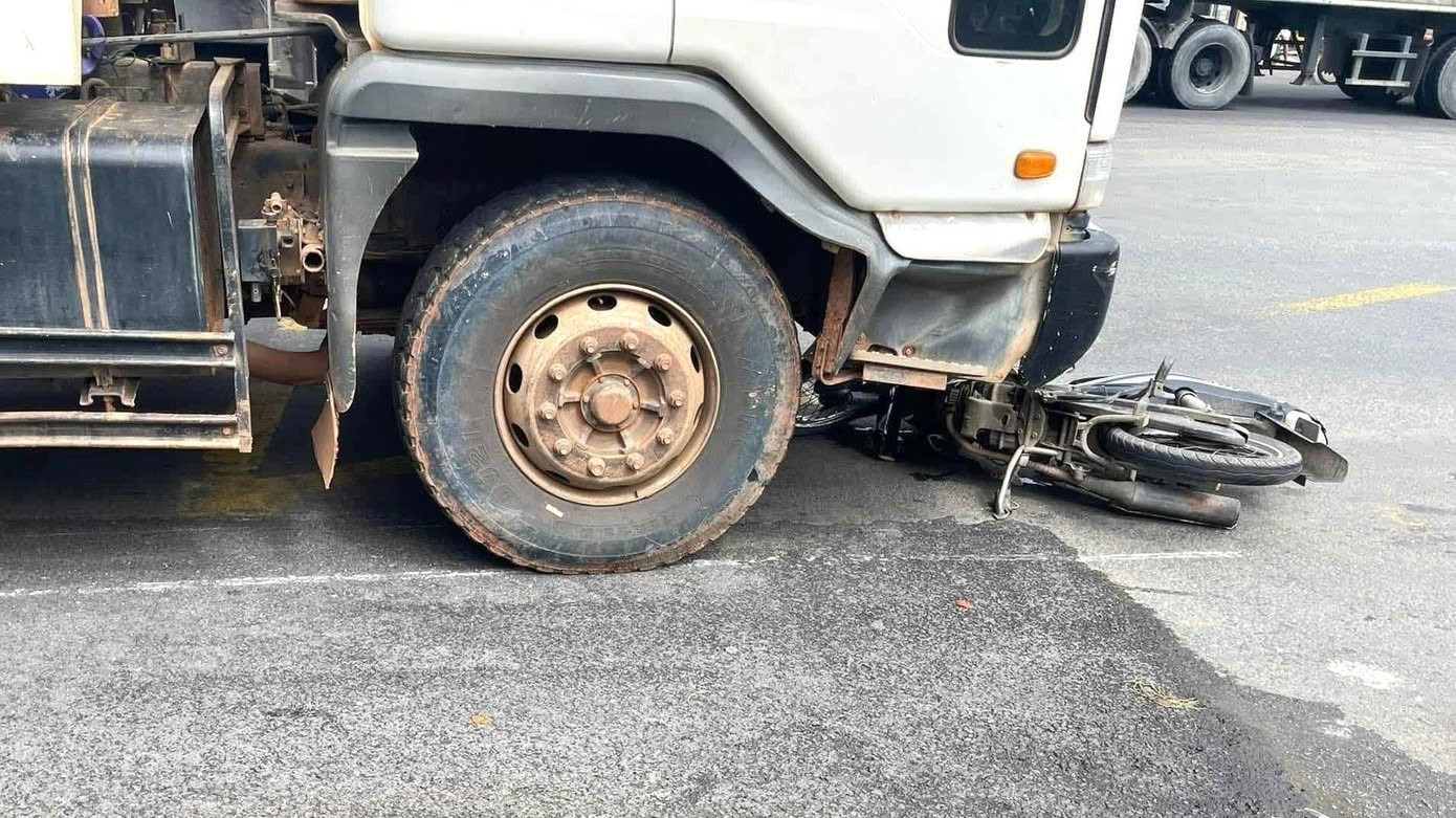 Xe ben ‘lùa’ loạt xe máy đang dừng đèn đỏ, 1 người bị thương nặng