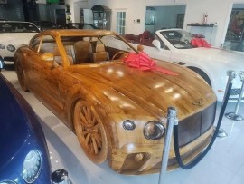Chiếc Bentley Continental GT bằng gỗ, tỷ lệ 1:1 này được bán giá tiền tỷ chẳng kém xe thật