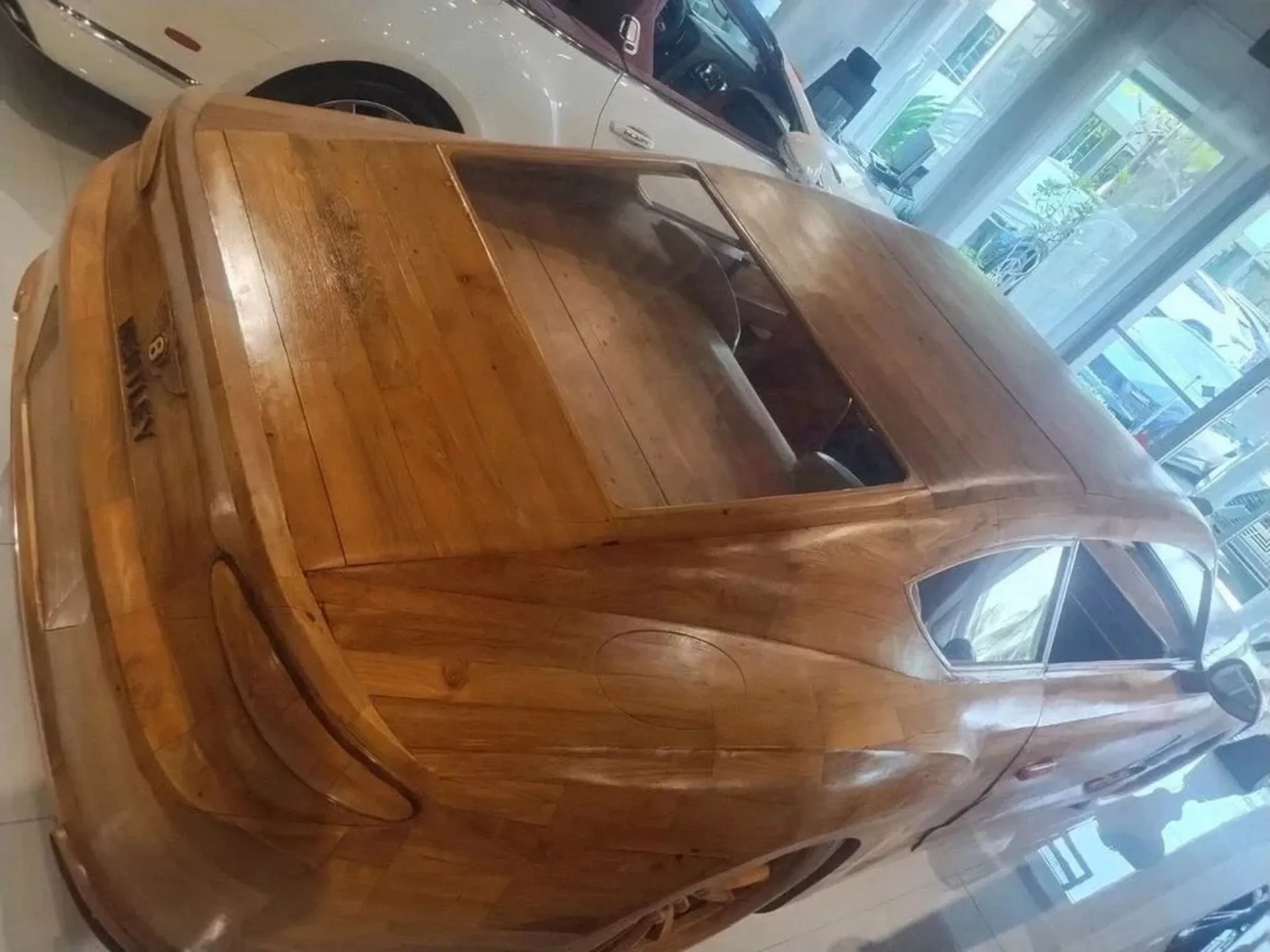 Chiếc Bentley Continental GT bằng gỗ, tỷ lệ 1:1 này được bán giá tiền tỷ chẳng kém xe thật
