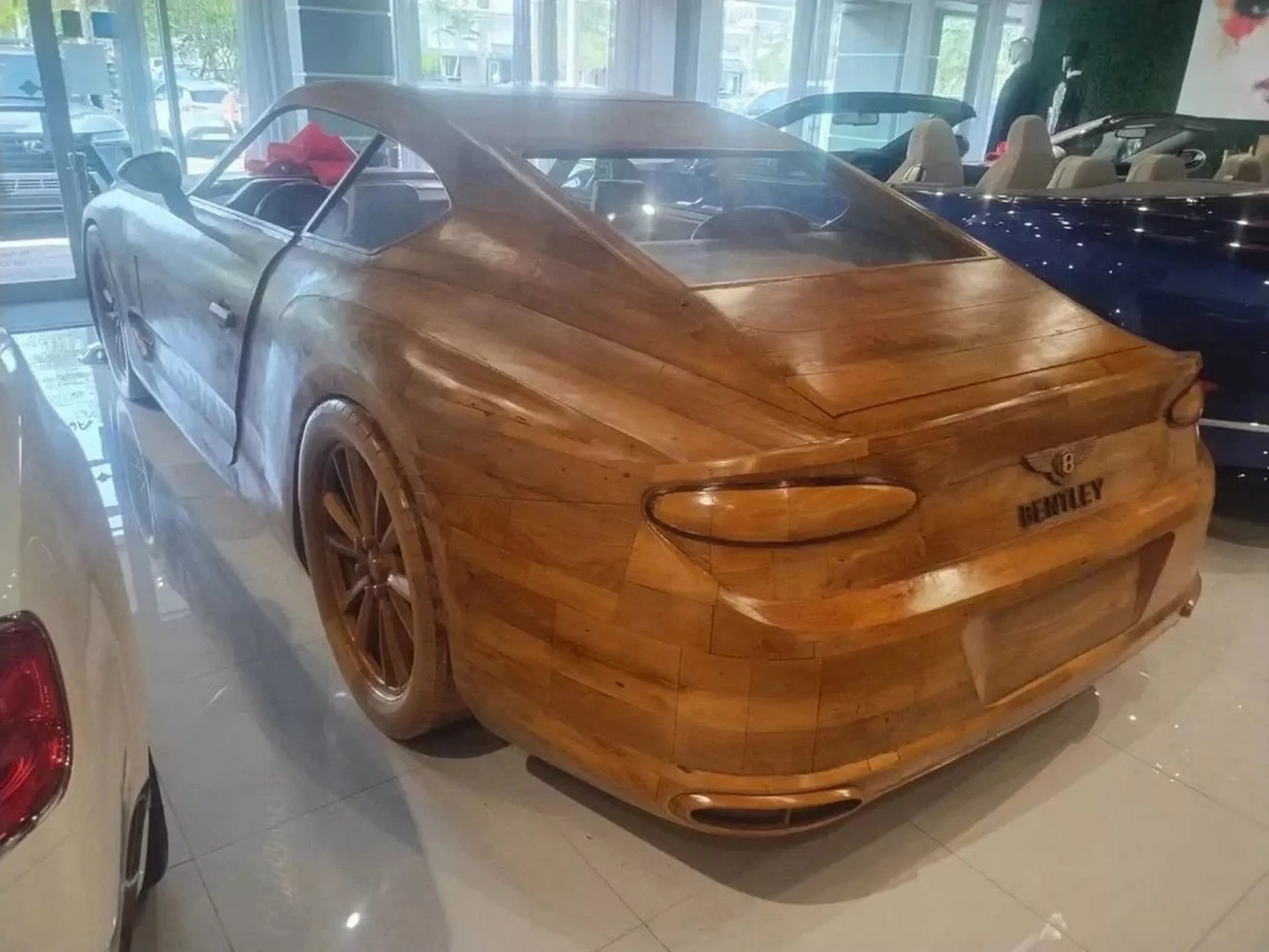 Chiếc Bentley Continental GT bằng gỗ, tỷ lệ 1:1 này được bán giá tiền tỷ chẳng kém xe thật