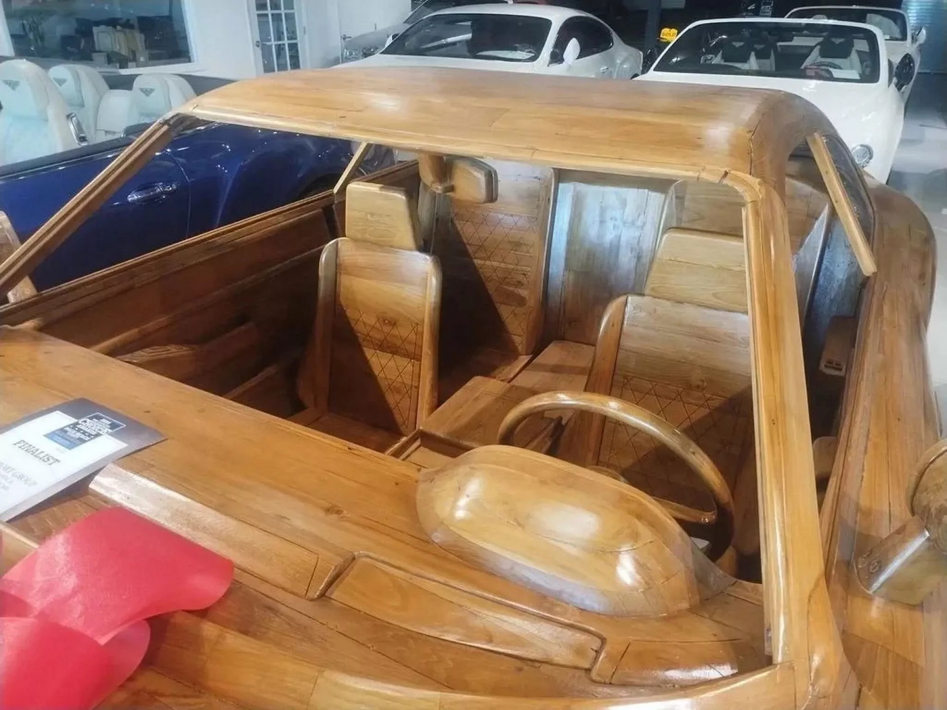Chiếc Bentley Continental GT bằng gỗ, tỷ lệ 1:1 này được bán giá tiền tỷ chẳng kém xe thật