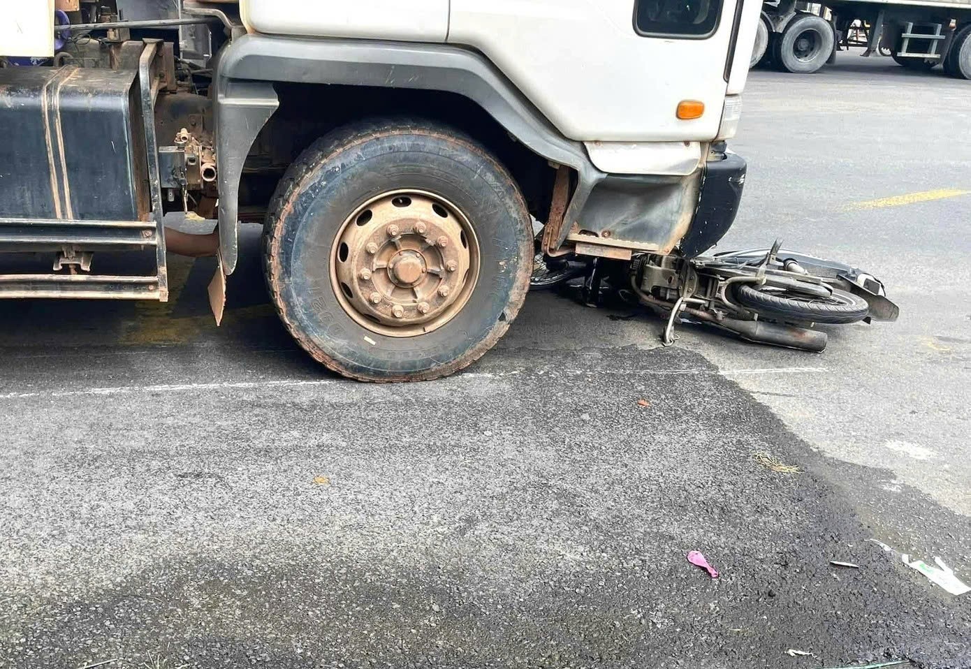 Xe ben ‘lùa’ loạt xe máy đang dừng đèn đỏ, 1 người bị thương nặng