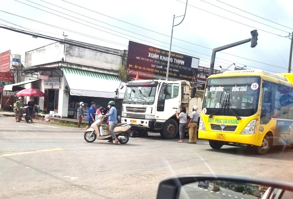Xe ben ‘lùa’ loạt xe máy đang dừng đèn đỏ, 1 người bị thương nặng