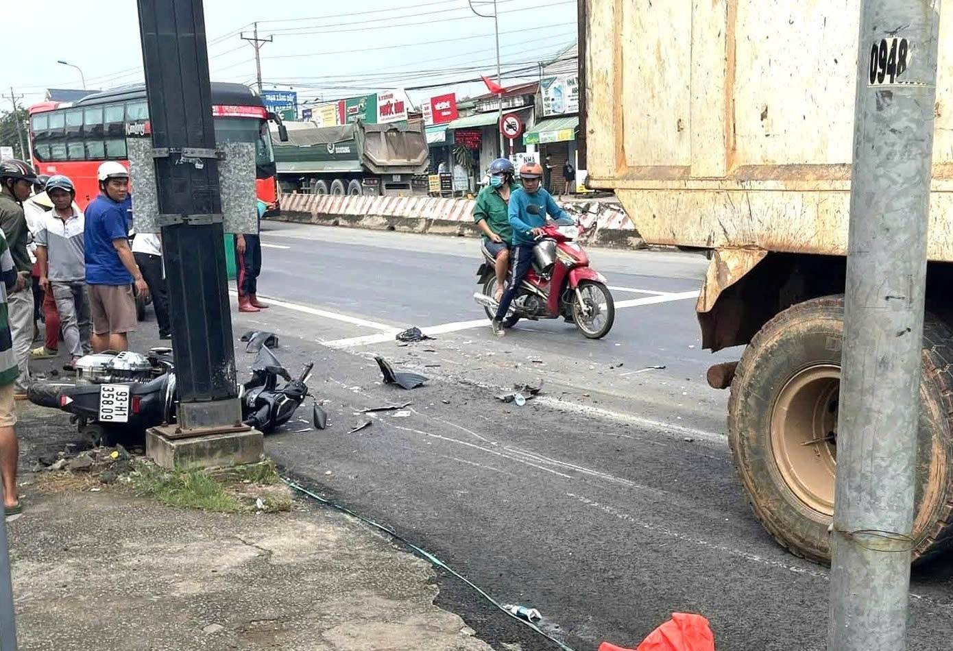 Xe ben ‘lùa’ loạt xe máy đang dừng đèn đỏ, 1 người bị thương nặng