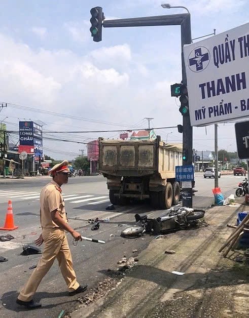Xe ben ‘lùa’ loạt xe máy đang dừng đèn đỏ, 1 người bị thương nặng