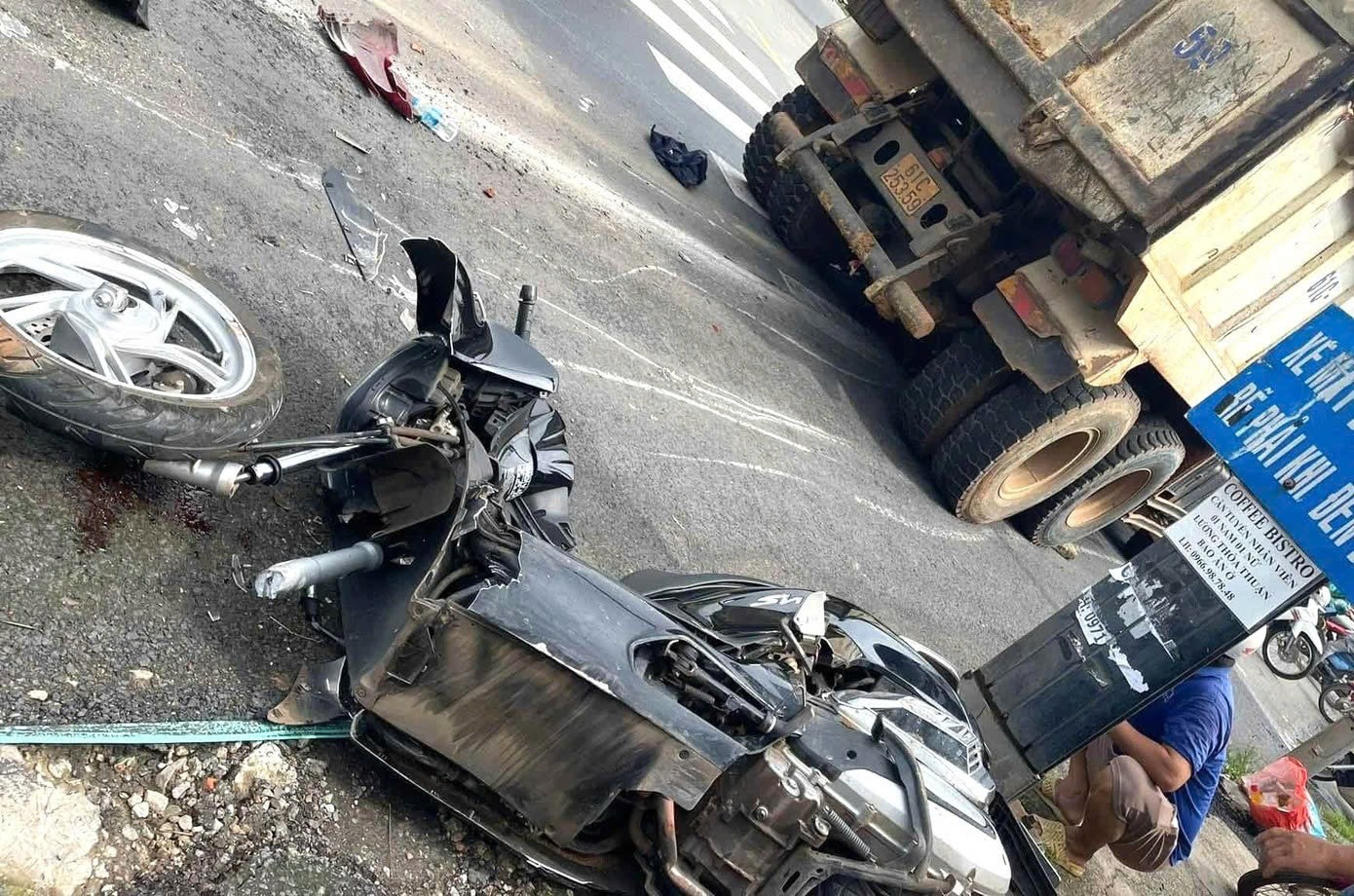 [Clip] Xe ben ‘lùa’ loạt xe máy đang dừng đèn đỏ, 1 người bị thương nặng