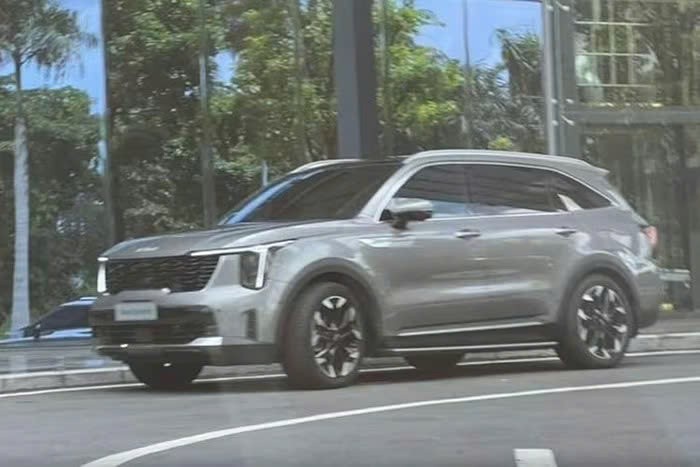 Kia Sorento 2025 lộ diện không che chắn ở TP HCM