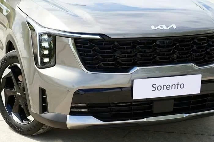 Kia Sorento 2025 lộ diện không che chắn ở TP HCM