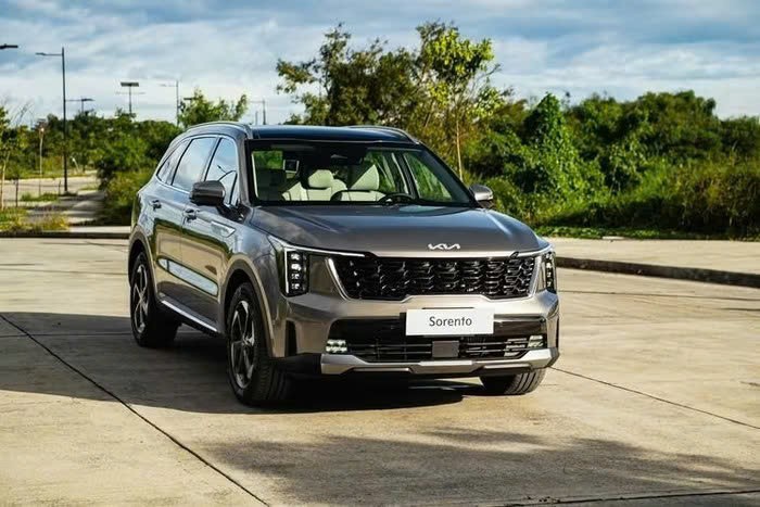 Kia Sorento 2025 lộ diện không che chắn ở TP HCM
