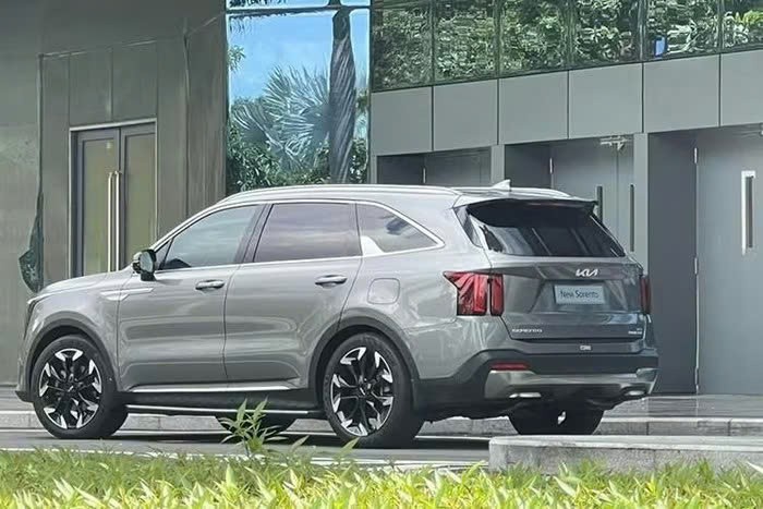 Kia Sorento 2025 lộ diện không che chắn ở TP HCM