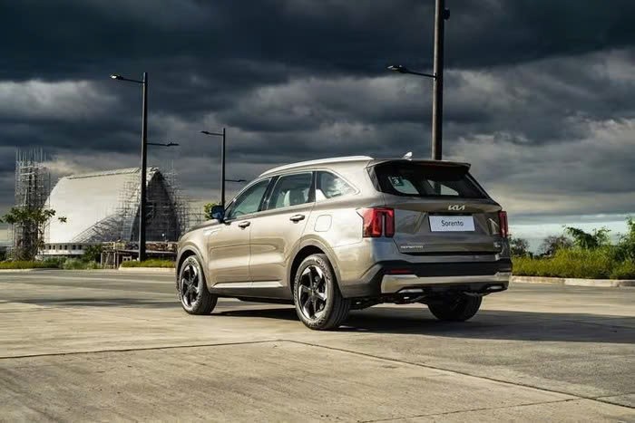 Kia Sorento 2025 lộ diện không che chắn ở TP HCM