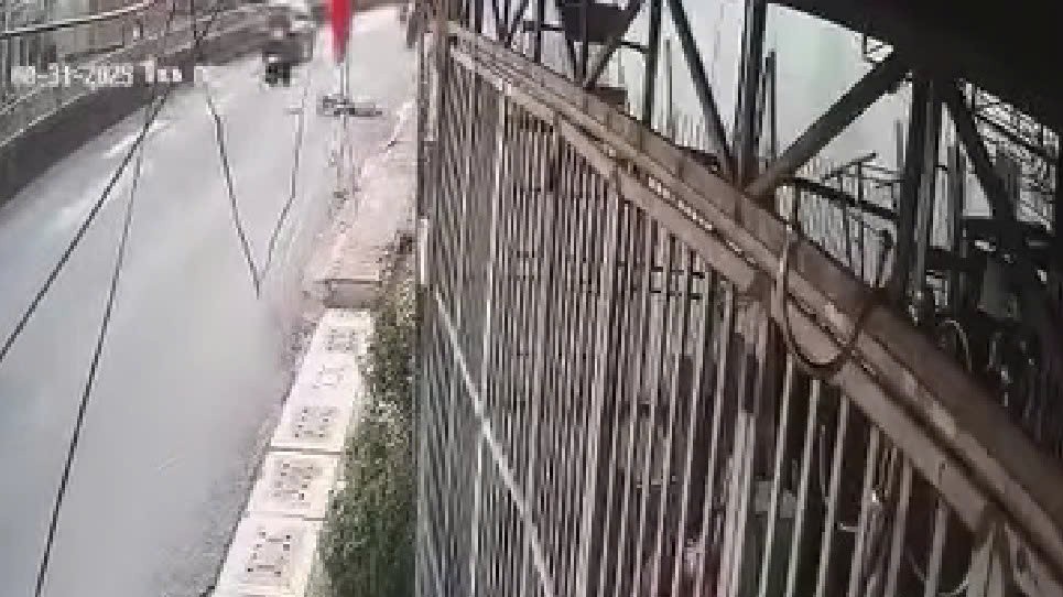 Xe máy lao lên vỉa hè tông tử vong người đi bộ