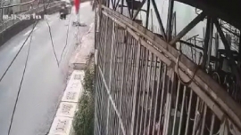 xe may lao len via he tong tu vong nguoi di bo